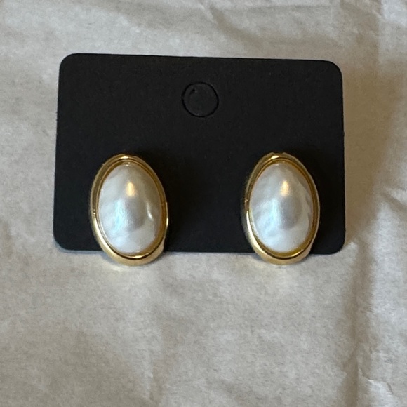 Jewelry - Elegant Gold and White Pearl Oval Earrings
